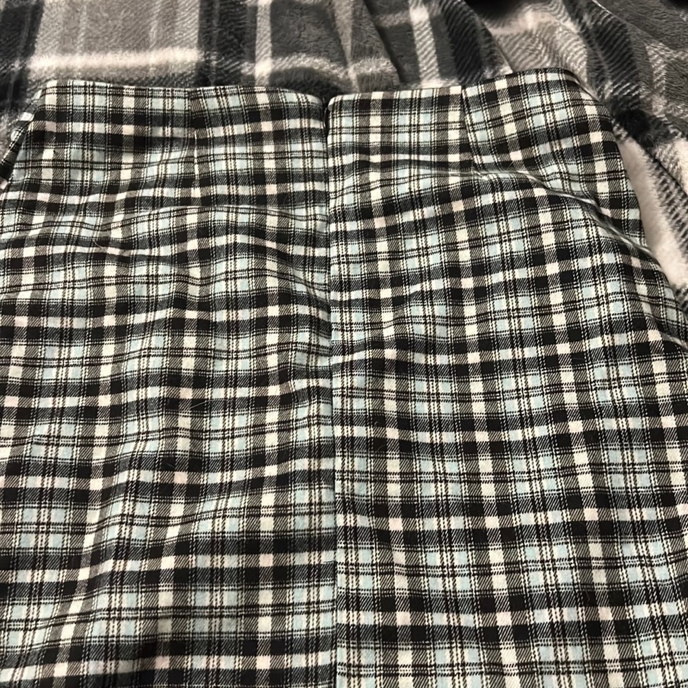 new hollister art class skirt, never worn too big for me.